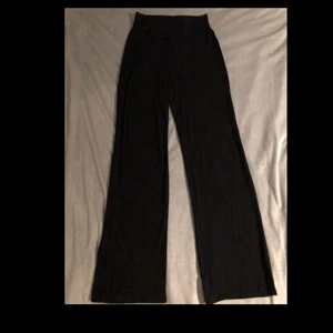 Ribbade byxor storlek XS - Ribbade byxor från Nakd i storlek XS. Använt skick. 