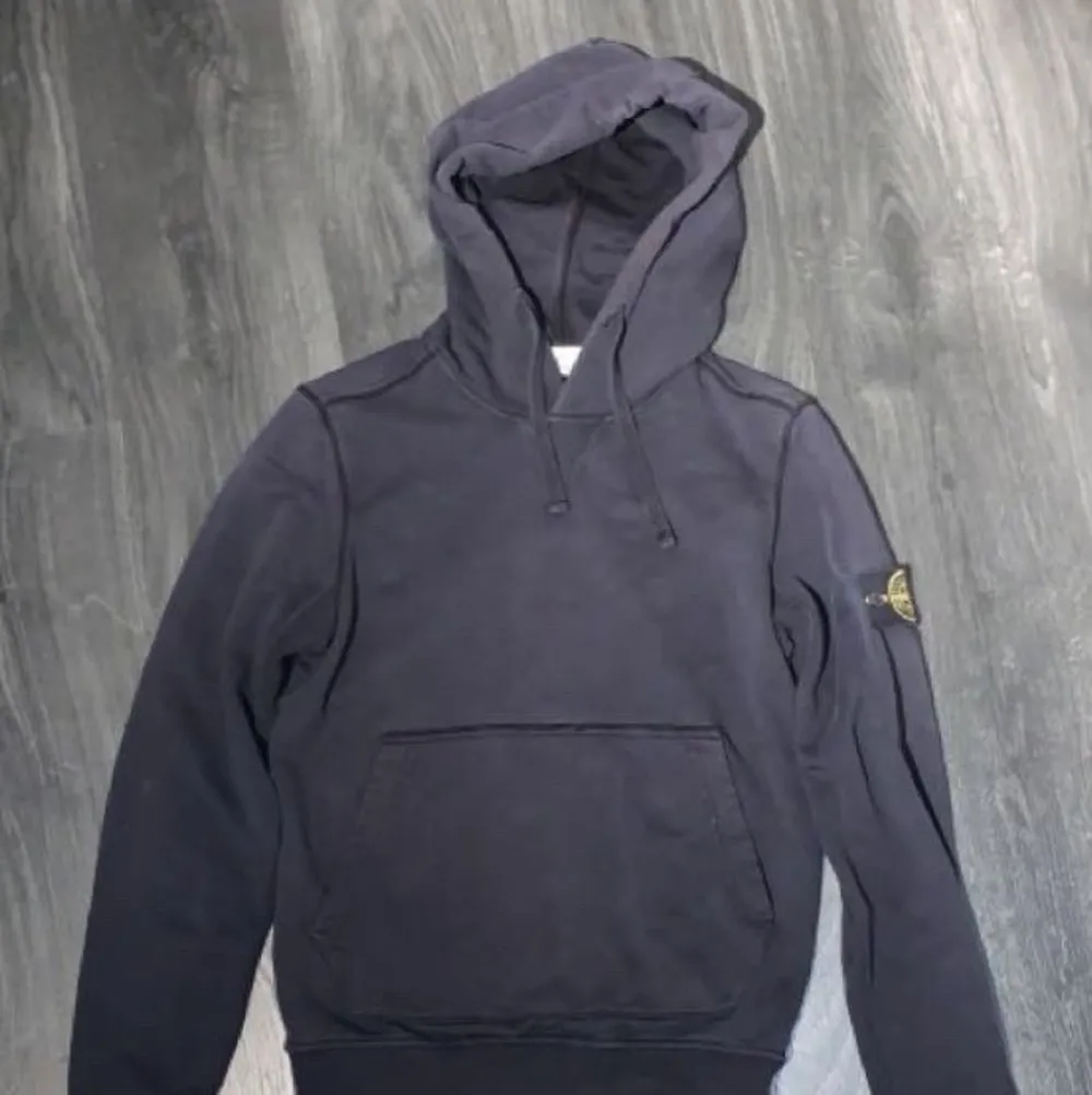Säljer stone island mörkblå hoodie storlek S.                                              Skick 8/10 och det är bara att skriva för att få qr kåd. Hoodies.
