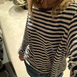 Blå randig tröja💙🤍💙 - Blå randig tröja från Monki i bra skick💙