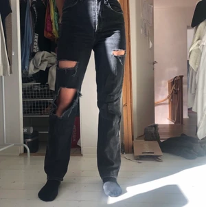 Zara jeans - Coola håliga jeans, modellen är 175cm lång och de går ner till marken på henne💕