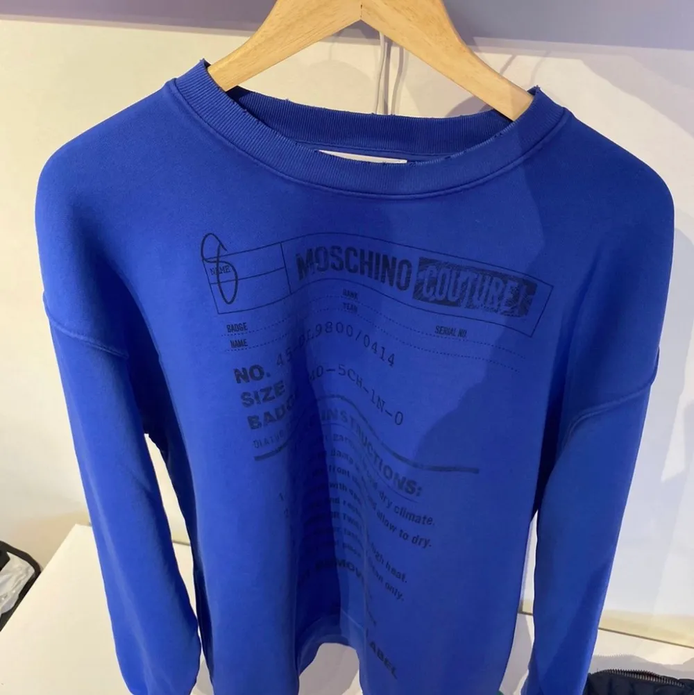 Moschino Sweatshirt storlek M, skick 9/10 använd en gång. Köpt från Farfetch. Original pris 2900kr Mycket fräsch Sweatshirt från Moschino rätt sällsynt hör för mig att den ej finns att köpa längre. Passformen är oversiezed fit.  Tags samt brev från Farfetch ingår.  Oroa dig inte om du har några frågor om tröjan svara så snabbt jag kan!. Tröjor & Koftor.