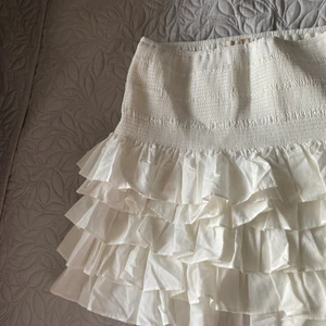 H&M vit volang kjol i str M  - Säljer denna vita volang kjolen från H&M! Säljer kjolen eftersom den är för stor för mig, den är helt oanvänd. 