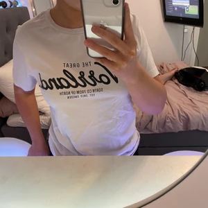 Norrlands t-shirt, XS - Vit norrlands t-shirt, hyfsat fin. Xs men passar S med. Pris kan diskuteras!!