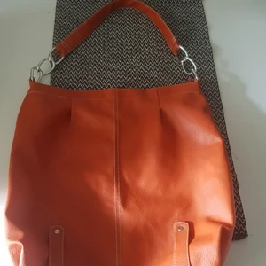 Orange väska - Orange ganska stor väska