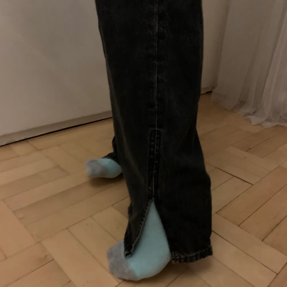 Svarta straight midrise jeans från zara med slits. Är långa i benen för mig som är 170 cm. Är i bra skick är i storlek 36 men stora i storleken så passar mig som vanligtvis har 38.. Jeans & Byxor.