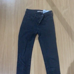 Levi’s jeans xs (super skinny)  - Jätte sköna på. Har it använt den ( har presic samma) 