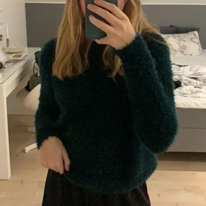 Mörk grön mysig tröja - höstig o fin tröja som även är mysig. den är mörkgrön och är från hm. använd nån enstaka gång men är så gott som i nyskick 💚