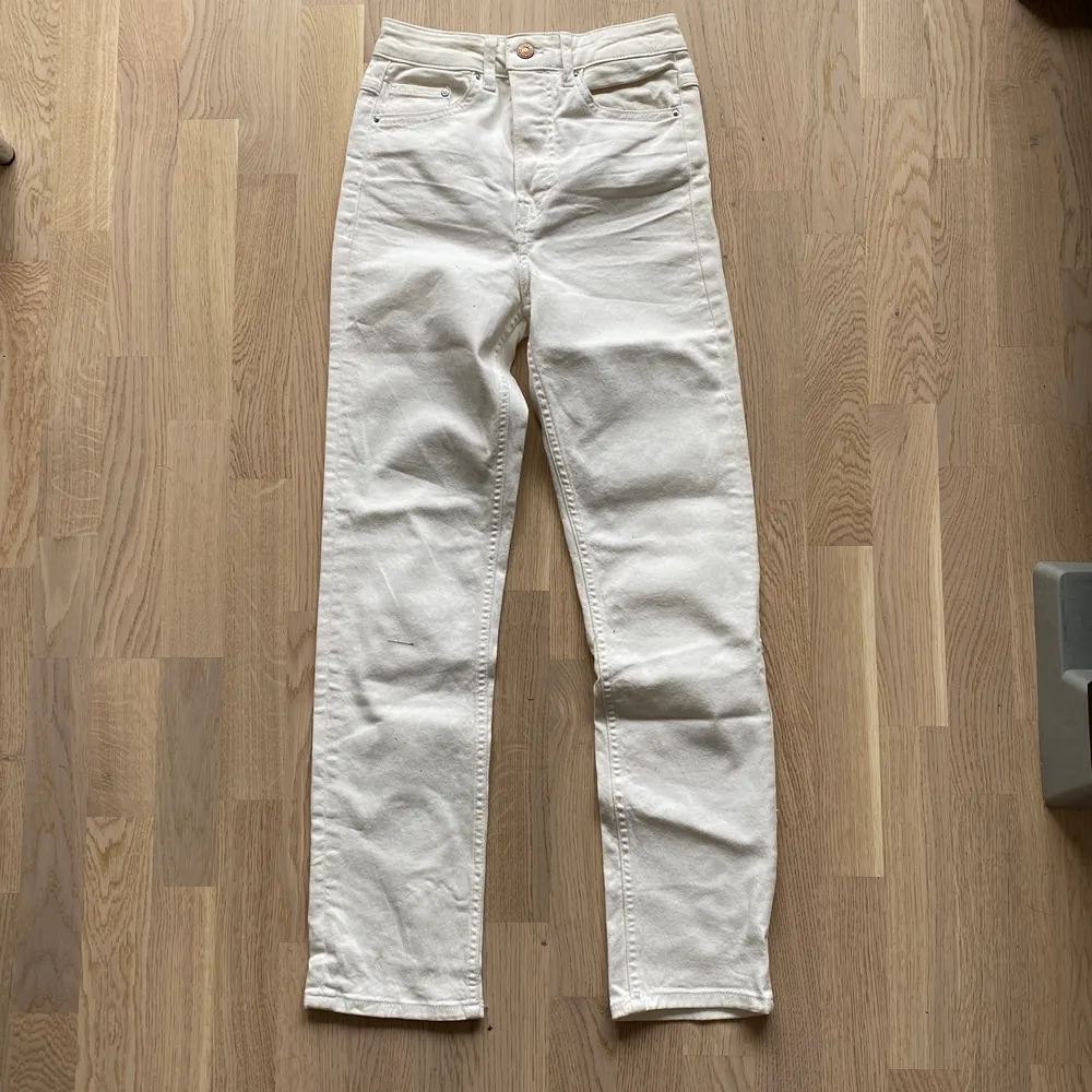 Nya off white jeans från H&M, storlek 25, vintage stuk. Aldrig använda så i perfekt skick!. Jeans & Byxor.