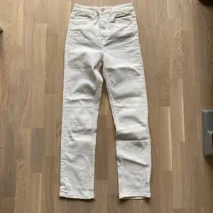 Nya off white jeans från H&M, storlek 25, vintage stuk. Aldrig använda så i perfekt skick!