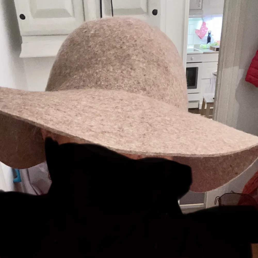Gina tricot hat, one size, 100% ull , hämta i Göteborg majorna eller skickar för 66kr. Accessoarer.