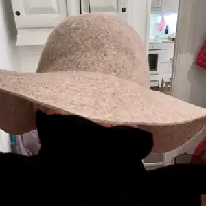 Gina tricot hat, one size, 100% ull , hämta i Göteborg majorna eller skickar för 66kr