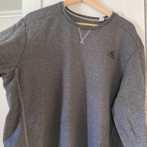 Adidas hoodie grå - Mörkgrå Adidas hoodie💕 knappt använd!