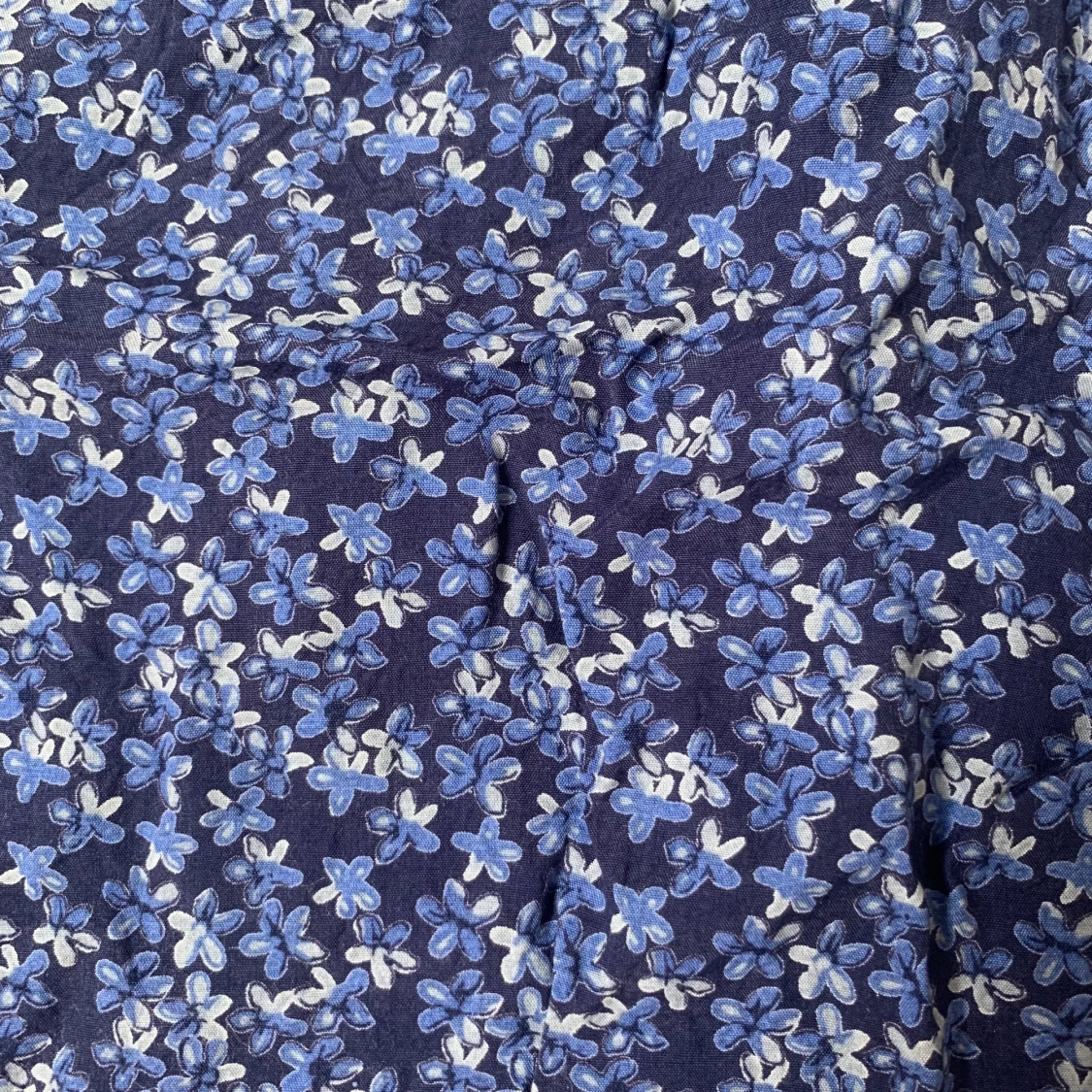 Mörkblå kjol med vila blommor 💙🤍 - 90