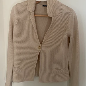 Kofta - Väldigt skön kofta från Betty Barclay i en ljusbeige färg.