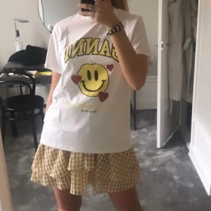 GANNI T-Shirt - (Lånad bild) Säljer min Ganni t-shirt inköpt förra vintern i storlek S, fint skick då den knappt kommer till användning 