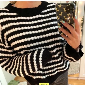 Randig tröja  - LÅNDAD BILD🙌🏻Säljer denna superfina randiga stickade tröjan då jag inte får användning för den längre, köpt här på Plick. Storlek S och i mycket fint skick🤩🤩 