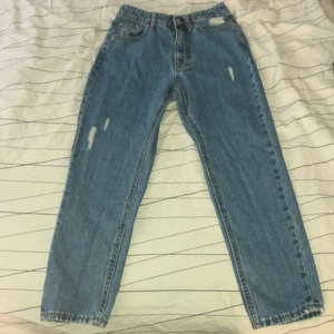 Jeans  - Har aldrig använt Jeansen pågrund av fel storlek, jätte fina jeans, högmidjad jeans. Om ni vill ha fler bilder på jeansen så är det bara och skriva❤️