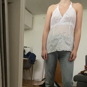 Broderad topp, mamma mia inspirerad - mamma mia inspirerad topp som från början är från Vero Moda. toppen är i storlek 40 men modellen bär vanligtvis storlek 34/36. superfin med öppen rygg som man knyter där bak och med broderi nedtill (se bilder). vid intresse skriv privat. om fler är intresserade så blir det budgivning. köparen står för frakt. tvivla inte på att skriva i kommentarerna eller på DM vid frågor!😝💓💓