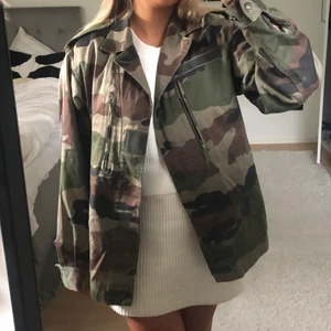 Camouflagejacka - Säljer denna supersnygga jackan köpt på second hand så vet tyvärr inte märke. Den är i storlek m men passar mig som har s! Hör av er privat vid frågor💕 Priset man budar är exlusive frakt!