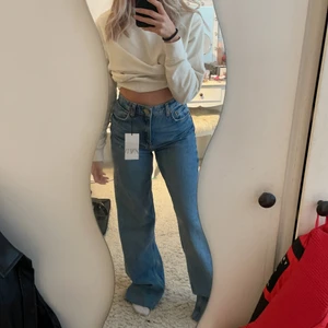 Helt nya byxor från Zara - Helt nya byxor från Zara i strl 34. Inte använt och lappen kvar. Långa på mig som är 160cm men kan klippa längden själv. 300 + frakt