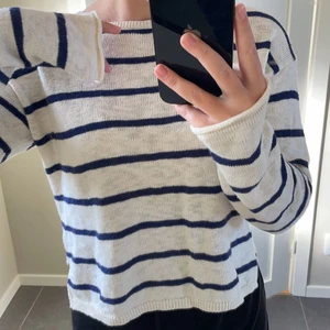 Randig stickad  - Så fin mörkblå vit randig stickad tröja från hm. Dock köpt från barn avdelningen i en storlek 158/164 men skulle säg att den är som en S. Betalning sker via swish och köparen står för frakt🤍🤍