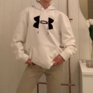Hoodie Under Armour  - Nästan helt oanvända hoodie från Under Armour storlek s/m. Supersnygg och bekväm, perfekt till träningen eller när det är lite kallare. Kontakta vid intresse eller fler bilder🤍