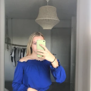 Off-shoulder topp  - Säljer denna fina tröja från Gina tricot💞 då den inte kommer till användning, köparen står för frakt 