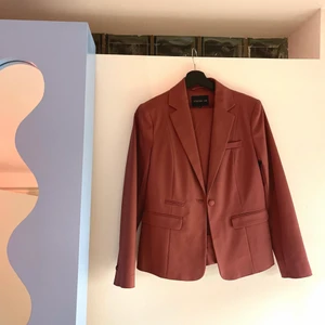 Rosa kostymset - Helt oanvänt rosa kostymset från Stockhlm. Färgen är mer mauve/mörkrosa i verkligheten. Supercoolt! Storlek 36 i båda delar.
