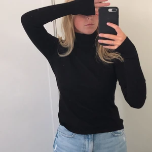 Polotröja från Lindex - Snygg svart polotröja från Lindex storlek S. Använd en gång, alltså i nyskick. Perfekt plagg till hösten och vintern☺️