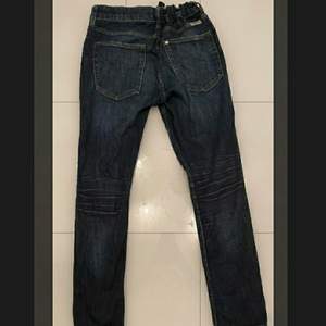 Ett par blåa jeans i storlek 152. Jeansen är i väldigt bra skick och den passar både tjejer och killar. Den kan skickas eller mötas upp i Linköping. 