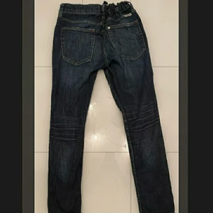 Jeans - Ett par blåa jeans i storlek 152. Jeansen är i väldigt bra skick och den passar både tjejer och killar. Den kan skickas eller mötas upp i Linköping. 