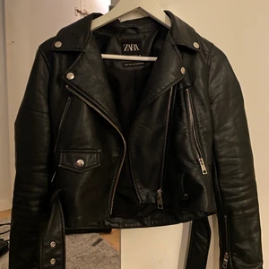 Skinnjacka  - Svart snygg skinnjacka som kan matcha upp din outfit! 