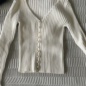 Nakd topp - En jätte fin NA-KD topp/kofta med pärldetaljer. Säljer pga att jag ej får användning för den längre. Storlek M, köparen står för frakten! 💗💗