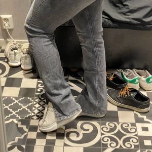 Gråa zara jeans - Säljer dessa populära gråa jeansen med slits från zara i storlek 40! Frakt tillkommer i priset!! 