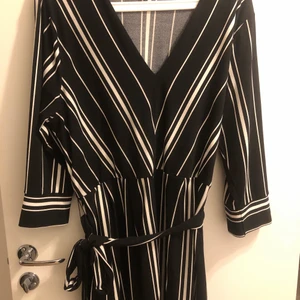 Fin klänning - Inte så lång, knappt till knäna, jättefina ärmar med bälte och har fickor vid sidorna. Knappt använd, sitter superfint 