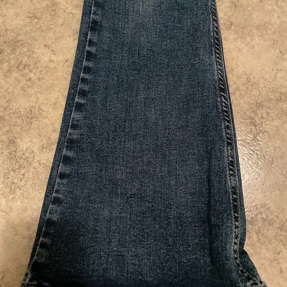 Mörkblåa bootcut jeans från Gina tricot. Dessa blev för små vilket blir att det säljs. I storlek xs<3. Jeans & Byxor.