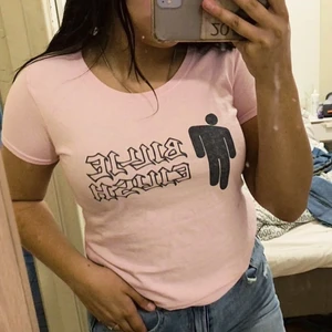 Billie Eilish T-Shirt  - Säljer min Billie Eilish T-shirt nästan helt ny använt 1 gång så den är är i bra skick. storlek S 