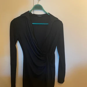 NLY ONE KLÄNNIING - En nly klänning i modellen ” oversize plunge dress”. Man ser inte längden på klänningen men den går över knänan kan skicka flera bilder💖