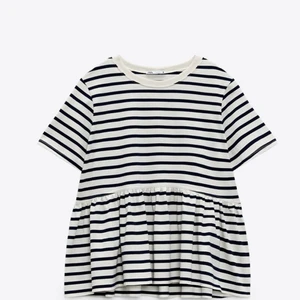 Så trendig randig volang t-shirt  - En så fin blå volang t-shirt som är så trendig!❤️ den är använd ungefär tre gånger❤️ säljer på grund av att den inte år min stil längre❤️