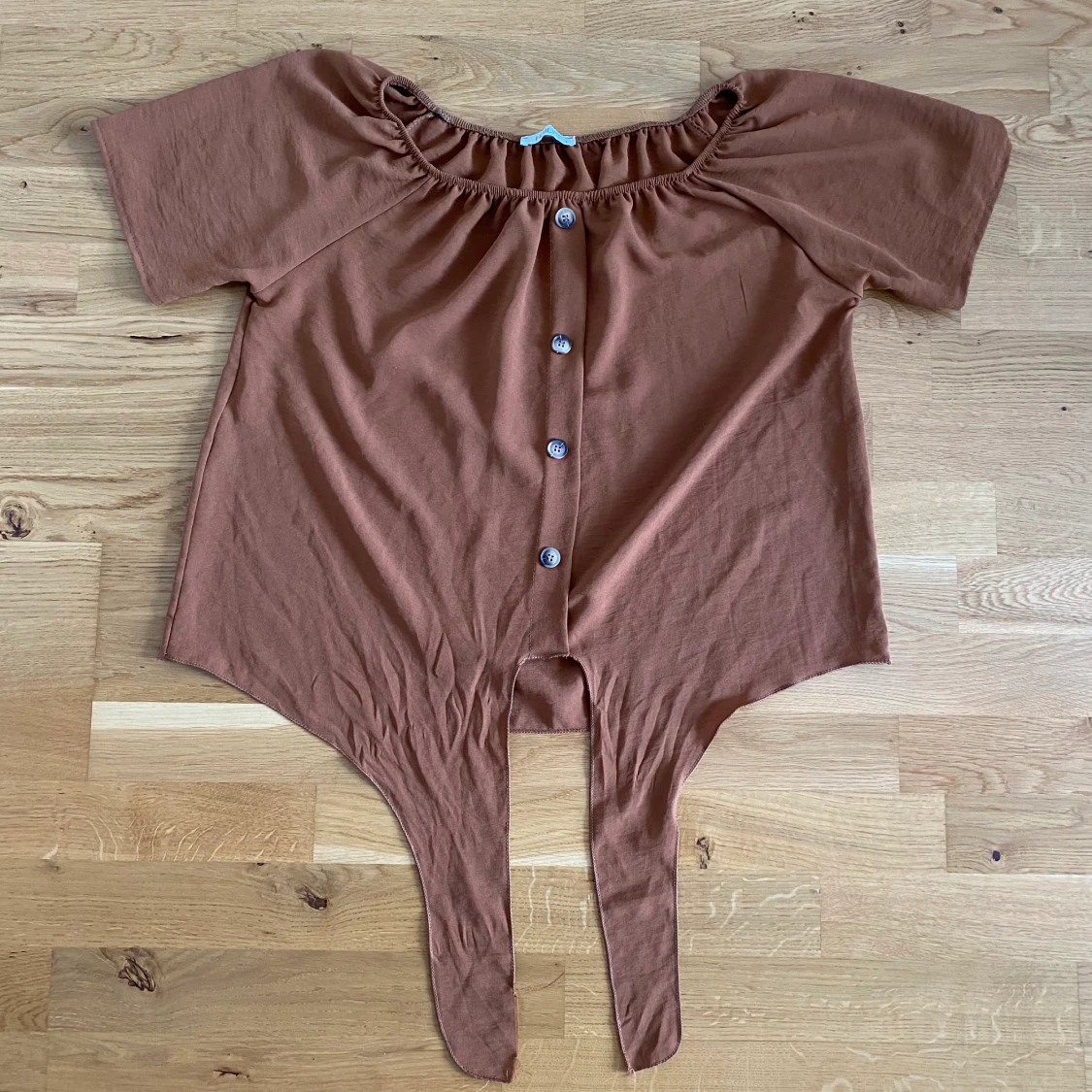 Topp med knappar och knytdetalj strl S-L - 90