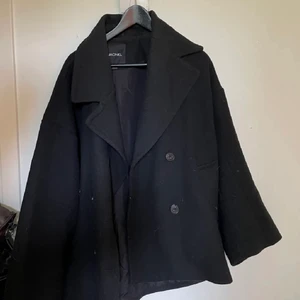 Kappa - Säljer denna super fina kappa som är super fint oversized. I toppenskick!💕 perfekt för höst men även tillräckligt varm för vinter. Möts helst upp då frakt kostnaden blir dyr. 