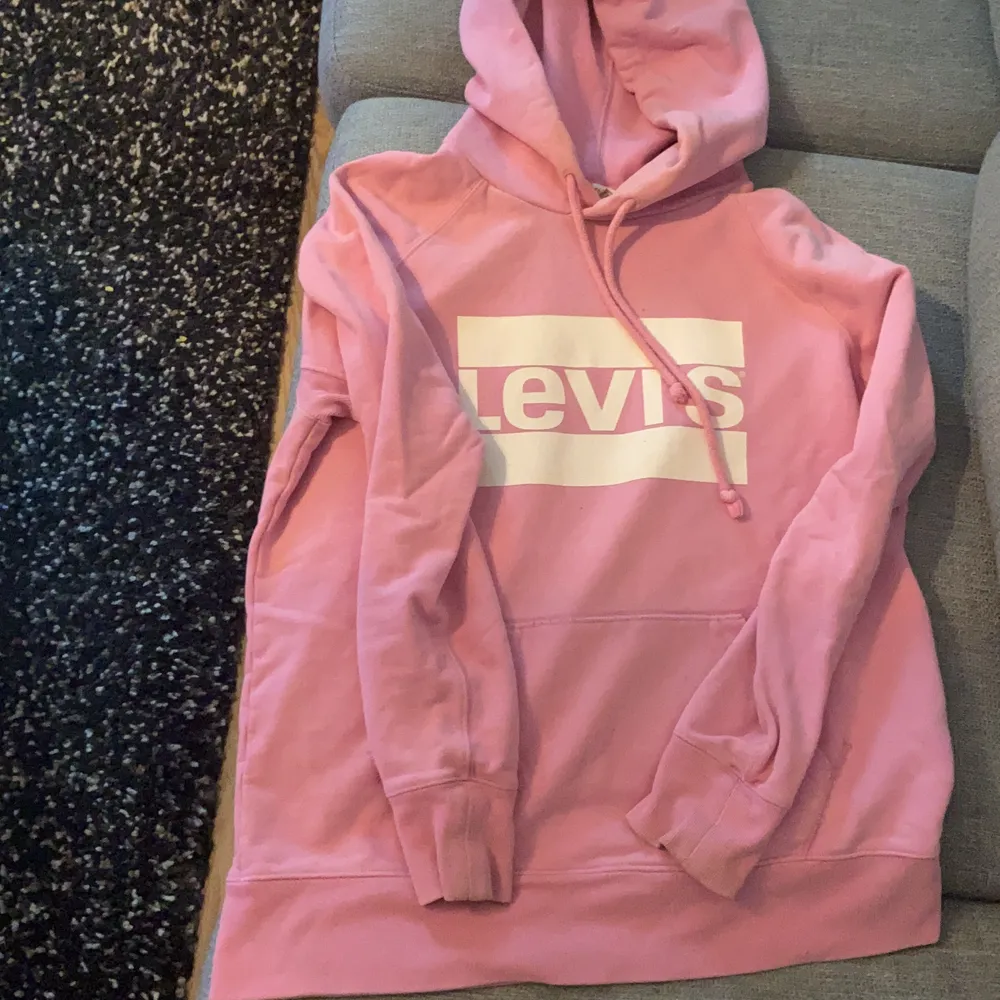 Levis hoodie i jättefin färg & jätteskön material😍 Den är i storlek 34 oversize. Den är som ny, har knappt använt den❣️. Hoodies.