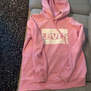 Hoodie - Levis hoodie i jättefin färg & jätteskön material😍 Den är i storlek 34 oversize. Den är som ny, har knappt använt den❣️