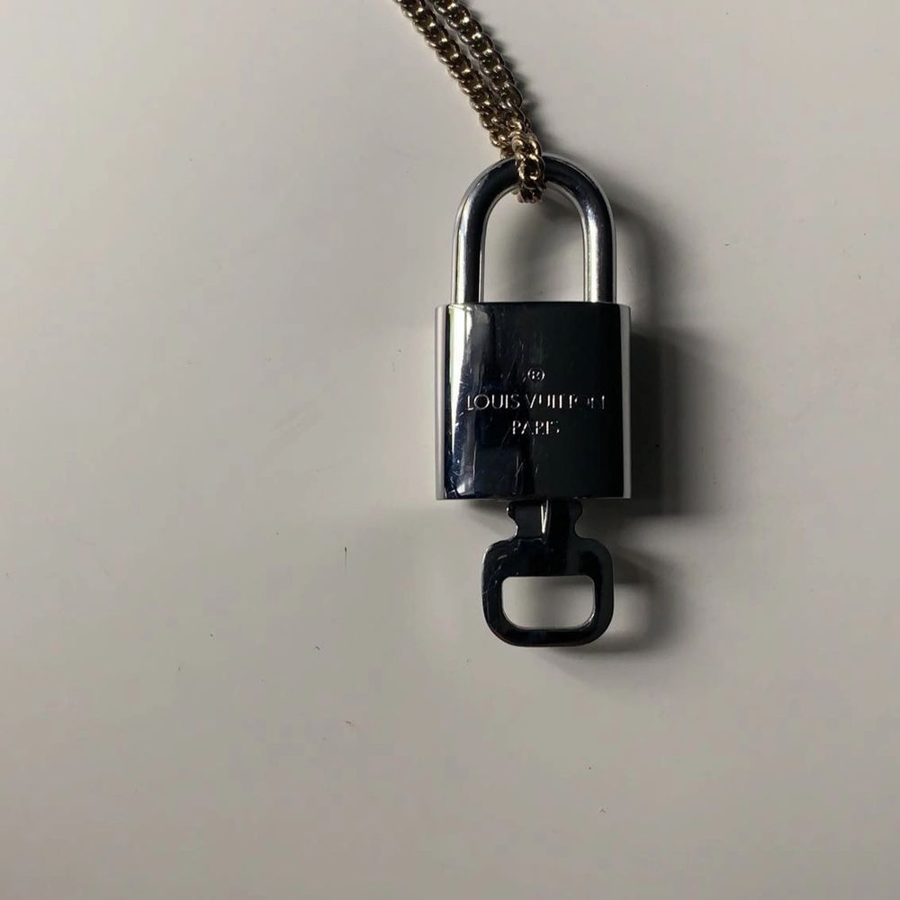Detta är ett polerat silver hänglås. Bredden på låset är 2,5 cm och längd på låset är 5cm . Accessoarer.