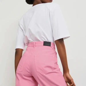 Rosa jeans gina tricot - Säljer dessa helt oanvända rosa byxor från gina tricot (bara provat 1 gång) nypris: 499kr💖💖