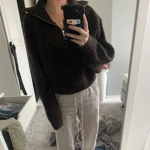 Stickad tröja med zipup - Från Gina, använd typ 3-4 gånger men har bara tröttnat på den så den är typ oanvänd. Strl S i petite storlek så motsvarar xs skulle jag säga. Slutsåld.