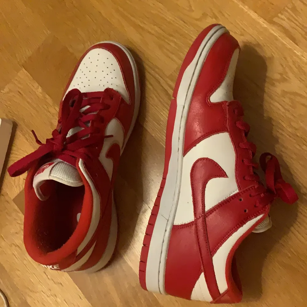 Nike dunk low university red, gått med ett antal gånger och går inte med för att dem är för små för mig. Skick 8/10. Skor.