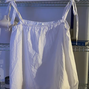 vit topp - En vit topp, jättefin och sitter jättefint🌼