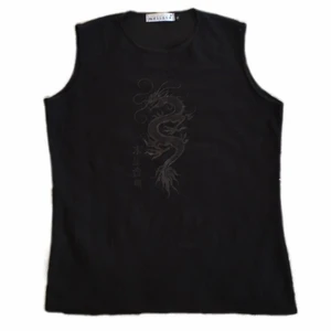 Topp - Svart topp med tryck från 90-talet! Är i storlek XL men skulle säga att den är en S. Skriv för fler bilder eller frågor🤍