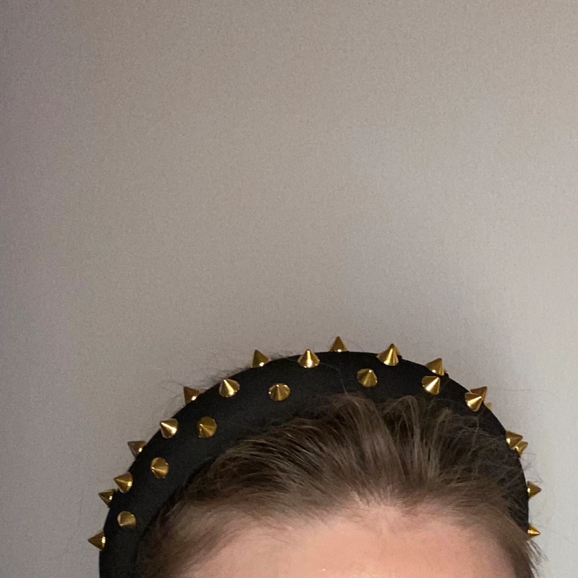 Hårband med guld knoppar på